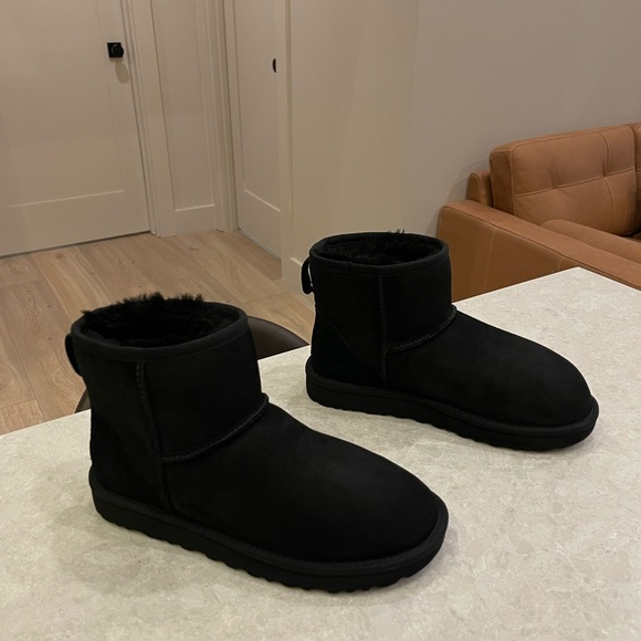 New UGG Women’s Black Classic Mini II Boot, Size US 7 - Picture 8 of 13